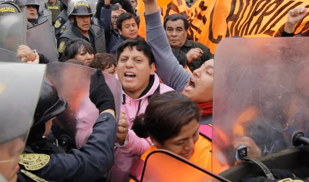 Fujimoristas atacaron a equipo de prensa. Foto: La República Fujimoristas atacaron a equipo de prensa. Foto: La República