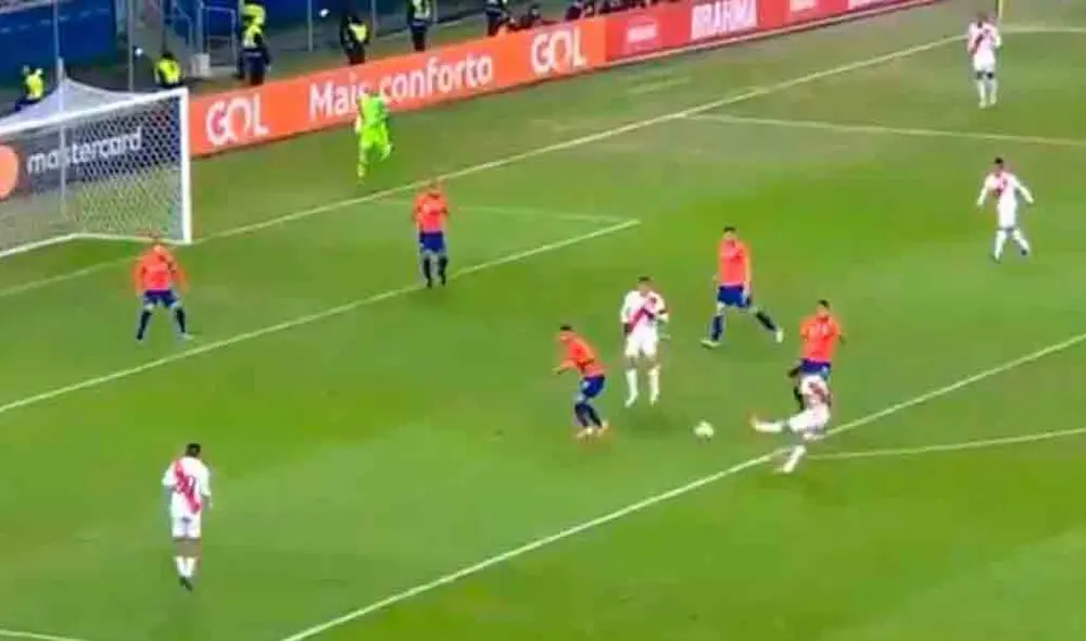 Yoshimar Yotún anota el 2-0 de Perú sobre Chile tras el pase de Carrillo en la Copa América 2019.