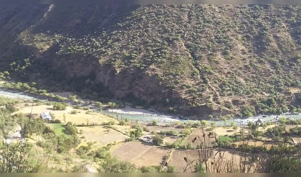 Aguas del río Velille repentinamente tomó un color verde oscuro. Foto: Agencia Cusco Comunicaciones.