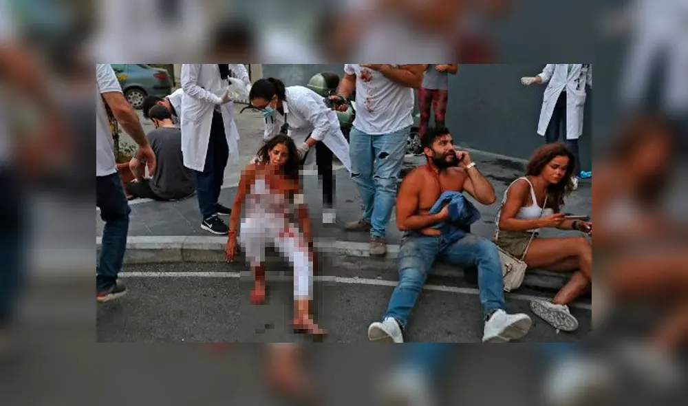 Personal médico del líbano asiste a los heridos por las explosiones. Foto: AFP.