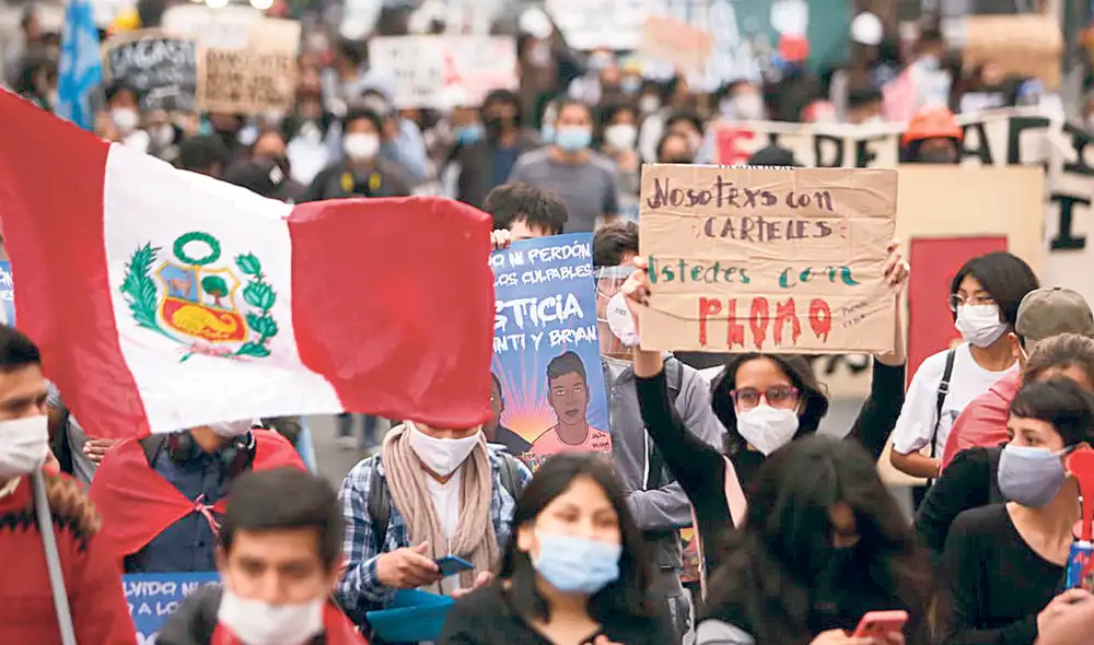 Manifestantes les recuerdan a la Policía que sus marchas son pacíficas y no merecen agresiones. Foto: Marco Cotrina/La República