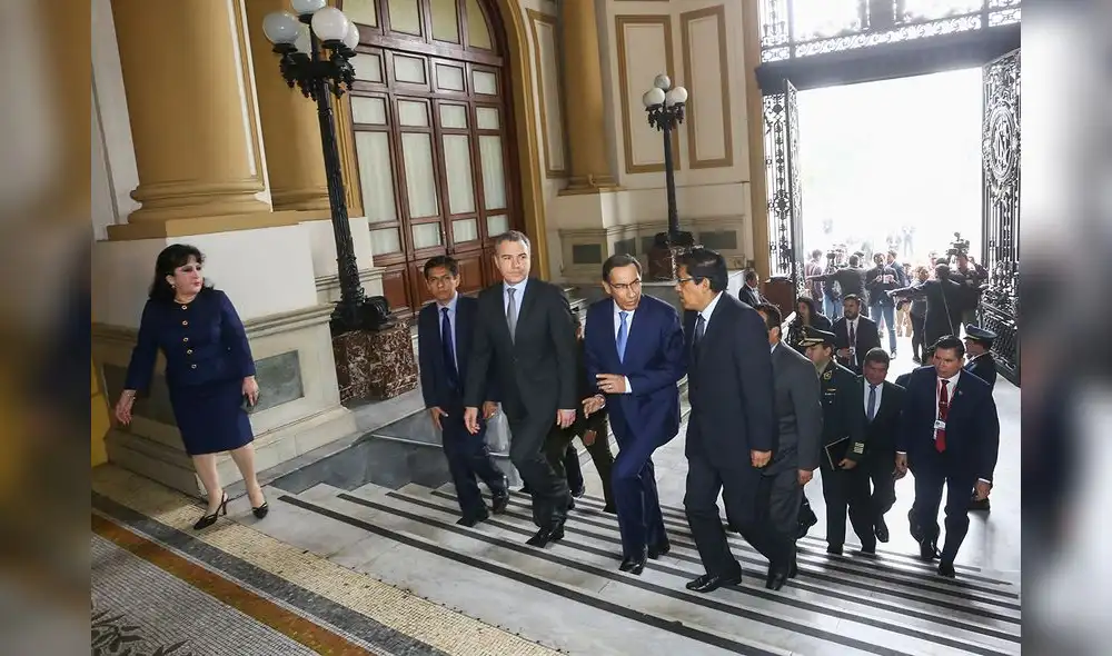 Martín Vizcarra llega al Congreso para anunciar la inasistencia del Ejecutivo a la Comisión de Constitución [FOTOS]