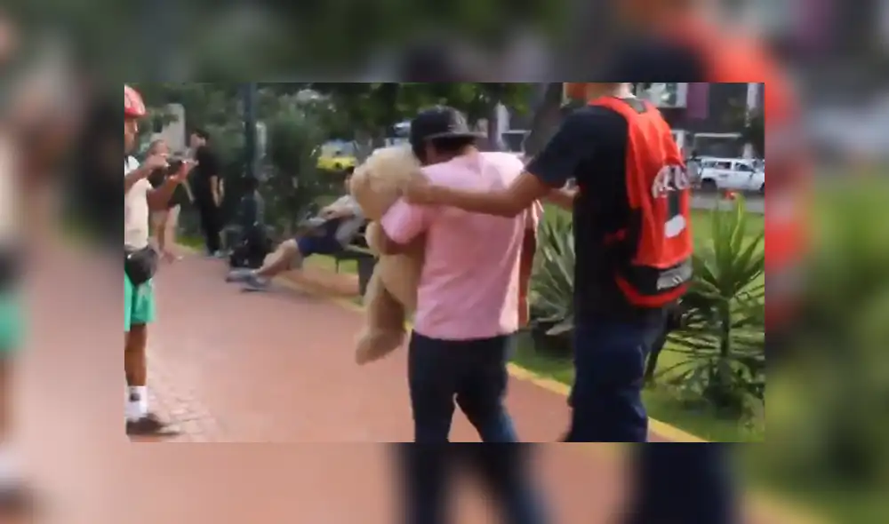YouTube viral: chico rompe en llanto al ser rechazado por chica a quien se declaró en 'Centro Cívico' [VIDEO]