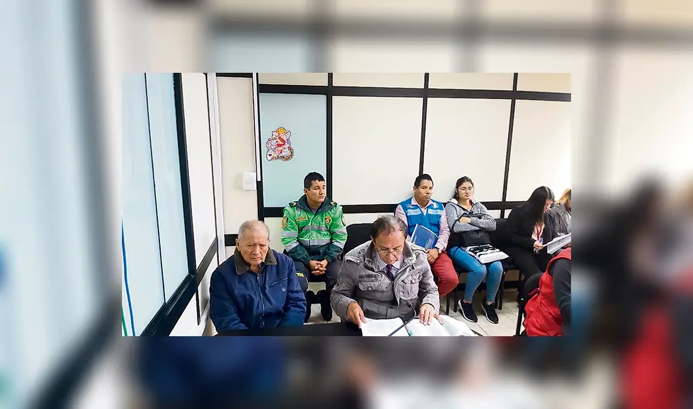 Proceso. El presunto feminicida (izq.) durante la audiencia