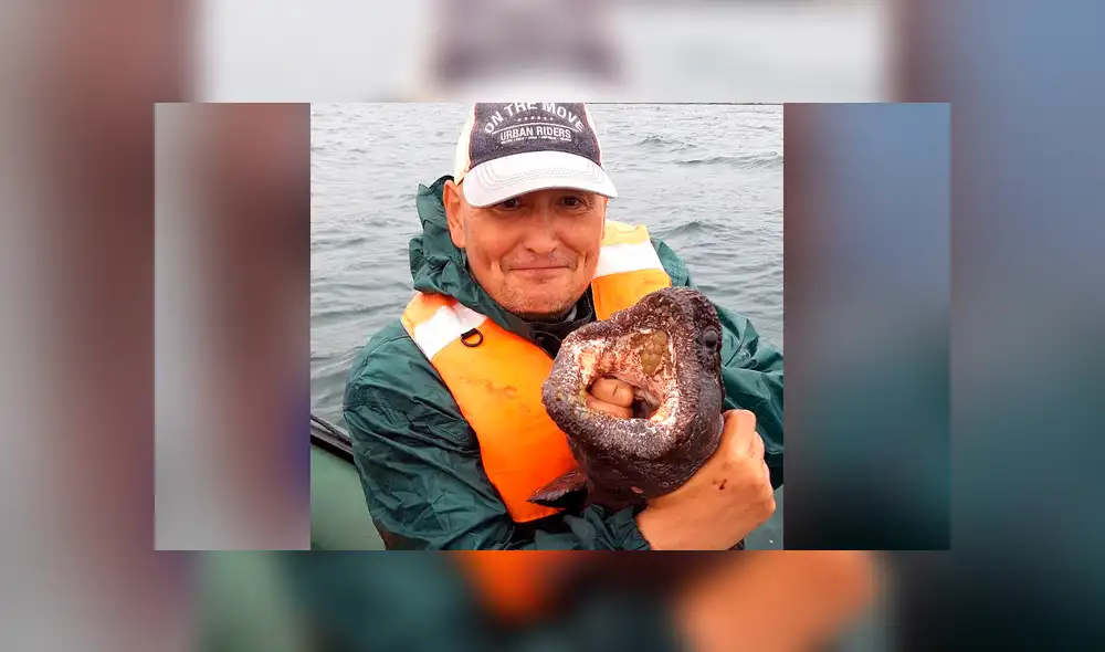 El hombre mostraba triunfante el pez que había capturado sin imaginar que otro lo mordería en la espalda. Foto: captura