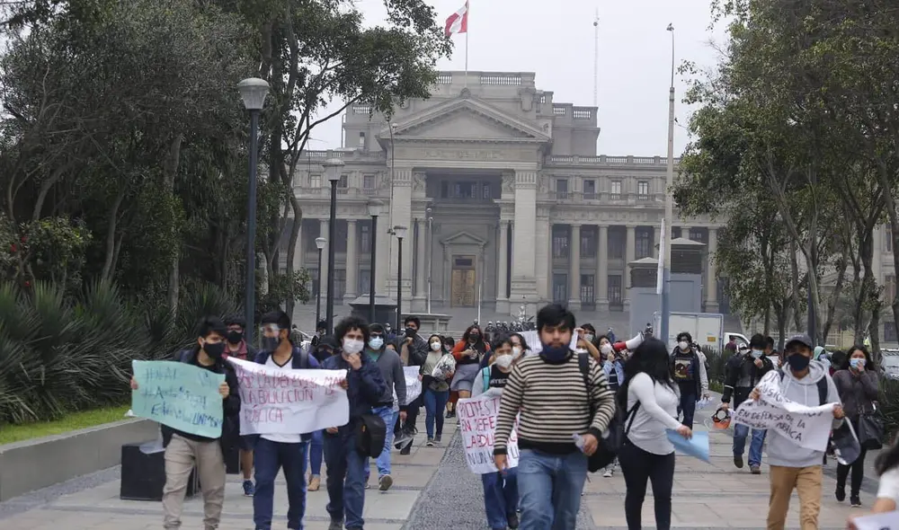 Estudiantes alzaron su voz de protesta, luego de que el examen virtual dejara fuera a más de 1.400 postulantes. Foto: Flavio Matos / La República