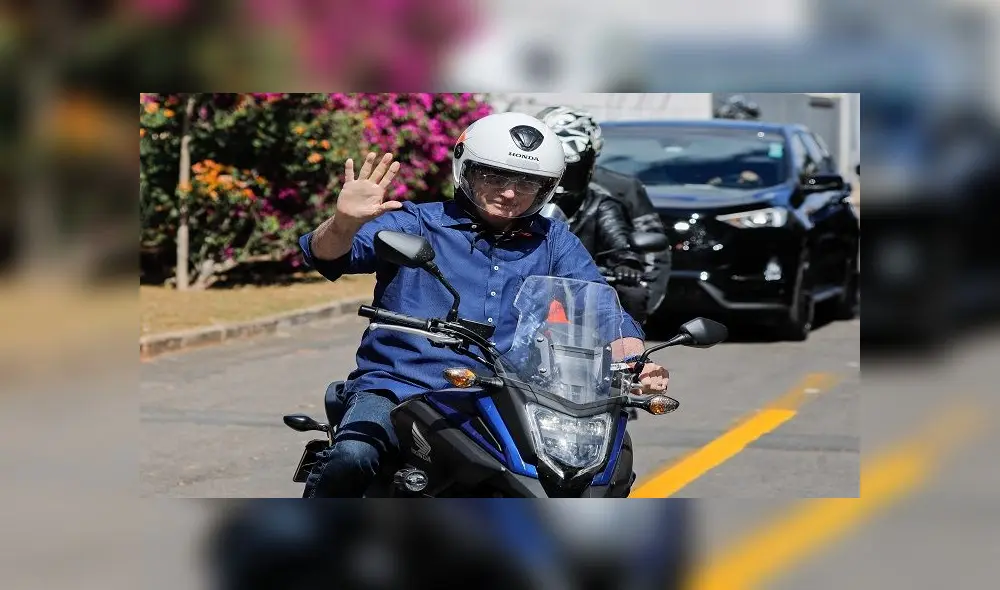 Brazilian President Jair Bolsonaro waves as he takes a ride and has his motorcycle's engine overhaul after he announced he tested negative for COVID-19 more than two weeks after being diagnosed, in Brasilia, on July 25, 2020, during the novel coronavirus pandemic. (Photo by Sergio LIMA / AFP) Brazilian President Jair Bolsonaro waves as he takes a ride and has his motorcycle's engine overhaul after he announced he tested negative for COVID-19 more than two weeks after being diagnosed, in Brasilia, on July 25, 2020, during the novel coronavirus pandemic. (Photo by Sergio LIMA / AFP)