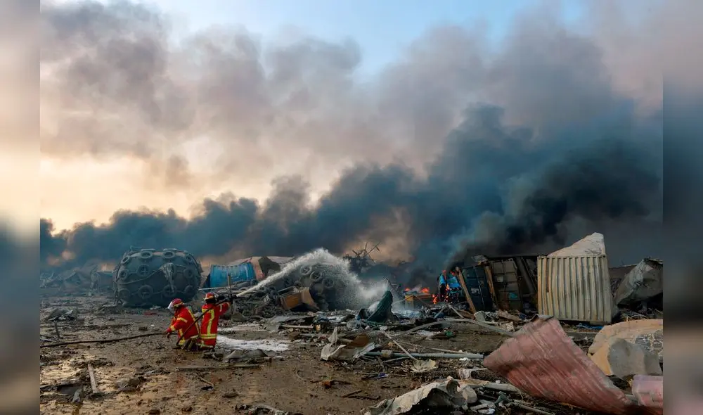 Nbeirut (Lebanon), 04/08/2020.- Firefighters try to extinguish flames after a large explosion rocked the harbor area of Beirut, Lebanon, 04 August 2020. According to reports, several people have been injured and large area badly damaged while the cause of the explosion is not yet known. (Incendio, Líbano) EFE/EPA/WAEL HAMZEH
Nbeirut (Lebanon), 04/08/2020.- Firefighters try to extinguish flames after a large explosion rocked the harbor area of Beirut, Lebanon, 04 August 2020. According to reports, several people have been injured and large area badly damaged while the cause of the explosion is not yet known. (Incendio, Líbano) EFE/EPA/WAEL HAMZEH