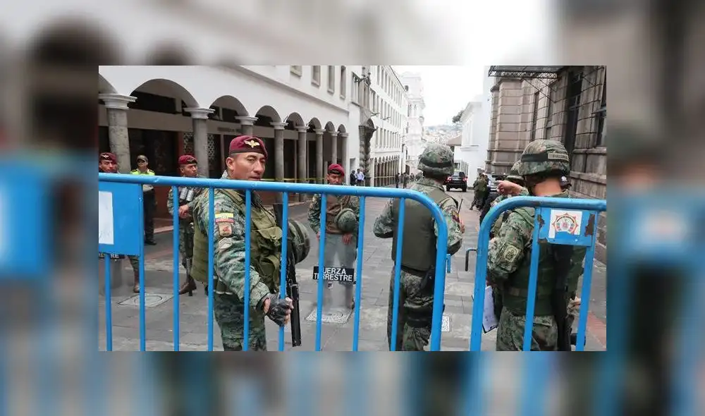 Militares evacuaron el palacio de Gobierno de Ecuador. Foto: EFE Militares evacuaron el palacio de Gobierno de Ecuador. Foto: EFE