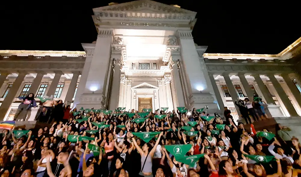 Feministas frente a Palacio de Justicia. Foto: Twitter @KarenBernedo Feministas frente a Palacio de Justicia. Foto: Twitter @KarenBernedo