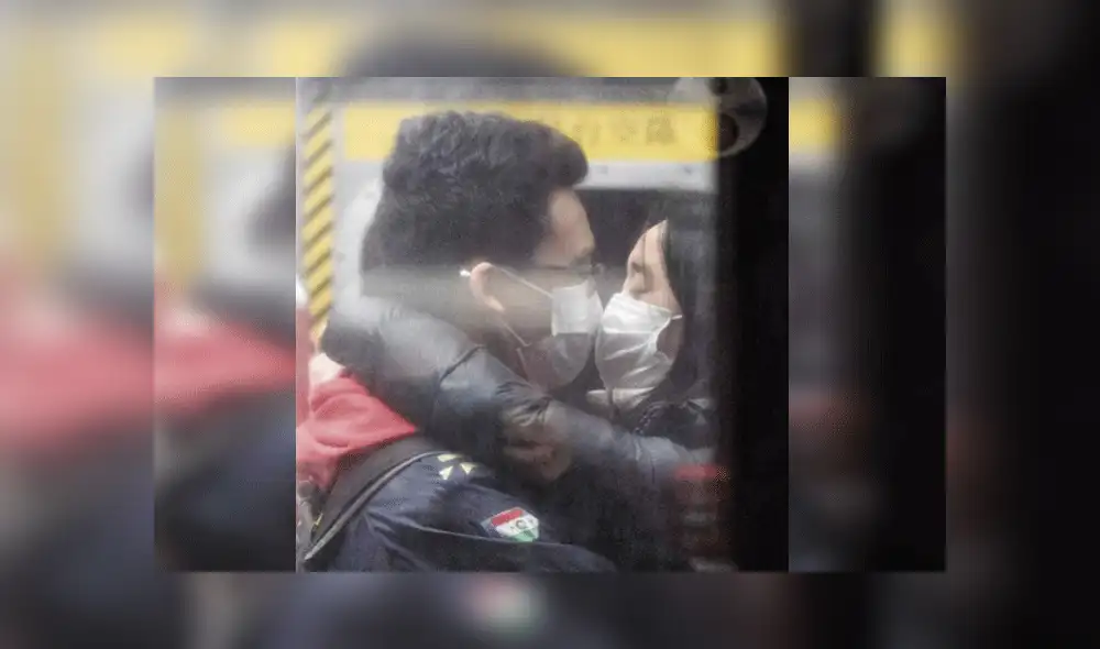 Pareja se besa durante un viaje en tren. Pareja se besa durante un viaje en tren.