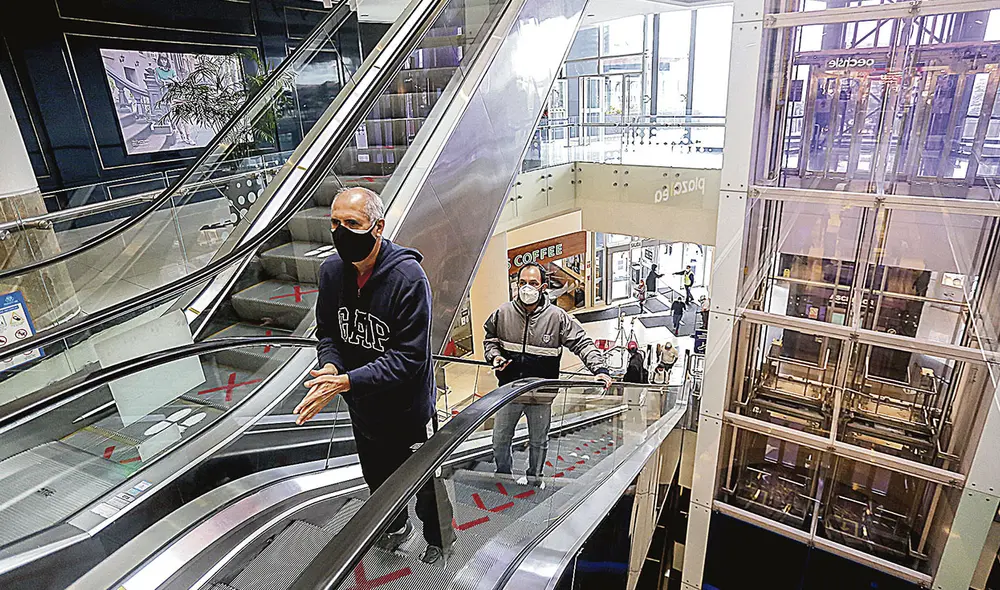Aforo. La capacidad en los centros comerciales es del 50% y en restaurantes es del 40%. (Foto: Antonio Melgarejo) Aforo. La capacidad en los centros comerciales es del 50% y en restaurantes es del 40%. (Foto: Antonio Melgarejo)