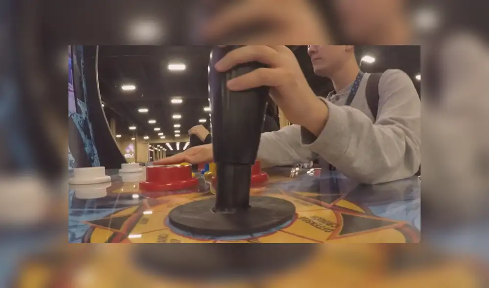 Inmensa cola se formó en EVO 2019 para probar la máquina arcade más grande del mundo. Algunos necesitarían ambas manos para controlar la palanca. Inmensa cola se formó en EVO 2019 para probar la máquina arcade más grande del mundo. Algunos necesitarían ambas manos para controlar la palanca.