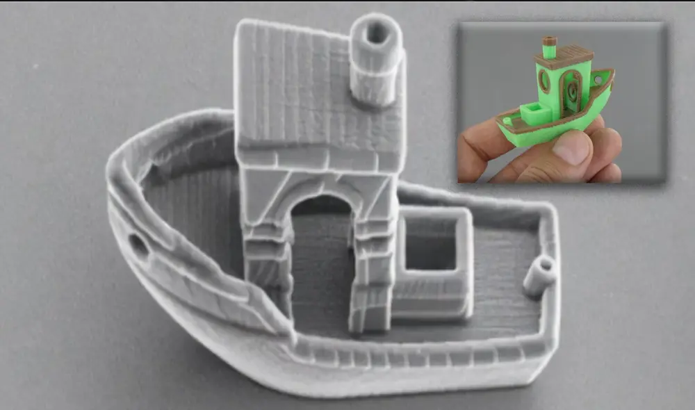 El microbarco Benchy marcaría el inicio de un nuevo campo en las ciencias médicas. A la derecha, la embarcación a escala humana | Foto: Composición LR / Doherty et al., Soft Matter, 2020 / 3DBenchy