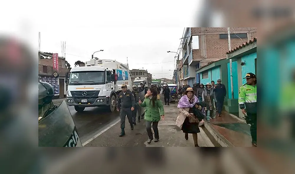 PROTESTA. Pobladores se oponen a traslado de residuos.