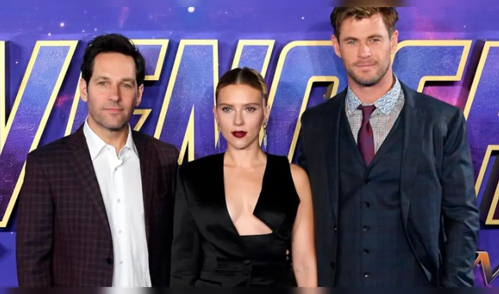 Scarlett Johansson luce increíble escote tras someterse a una reducción de busto