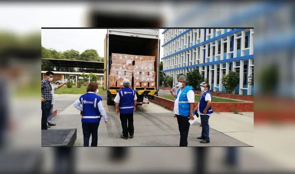 Durante su visita a Piura, el gerente del Seguro Social entregó 20 toneladas de equipos de protección para el personal de salud, medicamentos e insumos para la atención de casos de COVID-19 en la Red Asistencial Piura. (Foto: EsSalud) Durante su visita a Piura, el gerente del Seguro Social entregó 20 toneladas de equipos de protección para el personal de salud, medicamentos e insumos para la atención de casos de COVID-19 en la Red Asistencial Piura. (Foto: EsSalud)