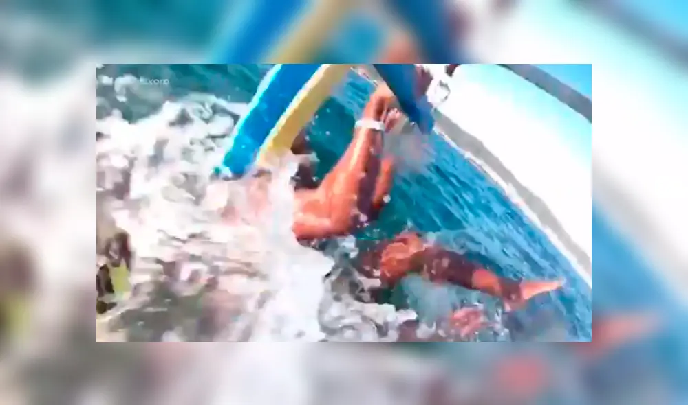 El video viral de Facebook muestra el momento en que los turistas se toparon con las venenosas criaturas que estaban dentro del mar.