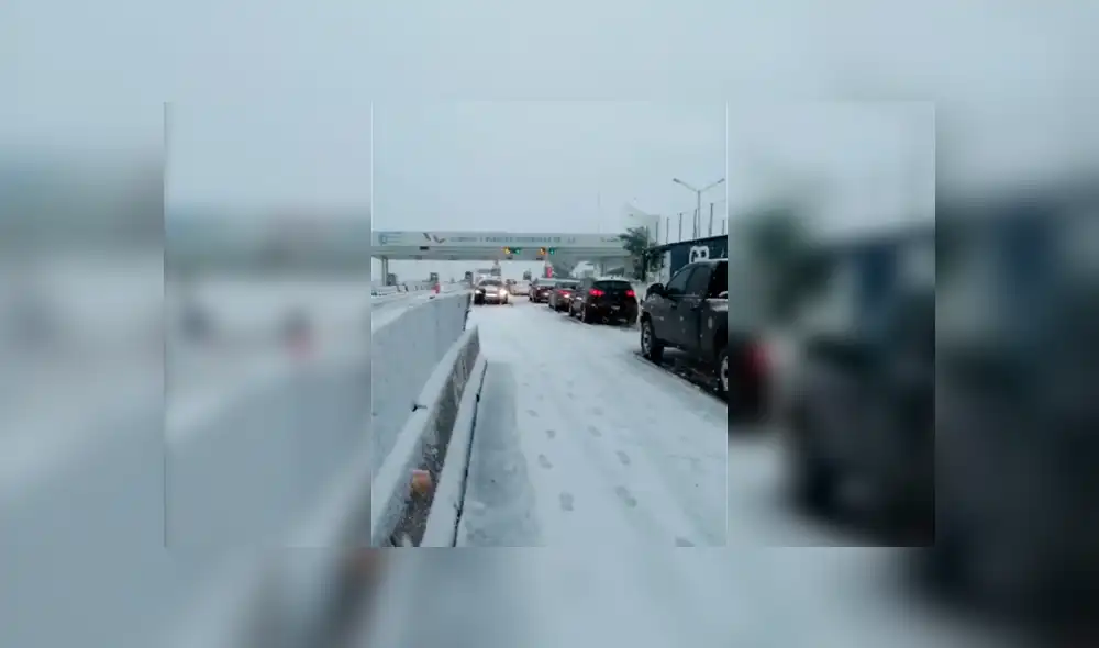 Caída de nieve en carretera hacia La Rumorosa, México Caída de nieve en carretera hacia La Rumorosa, México