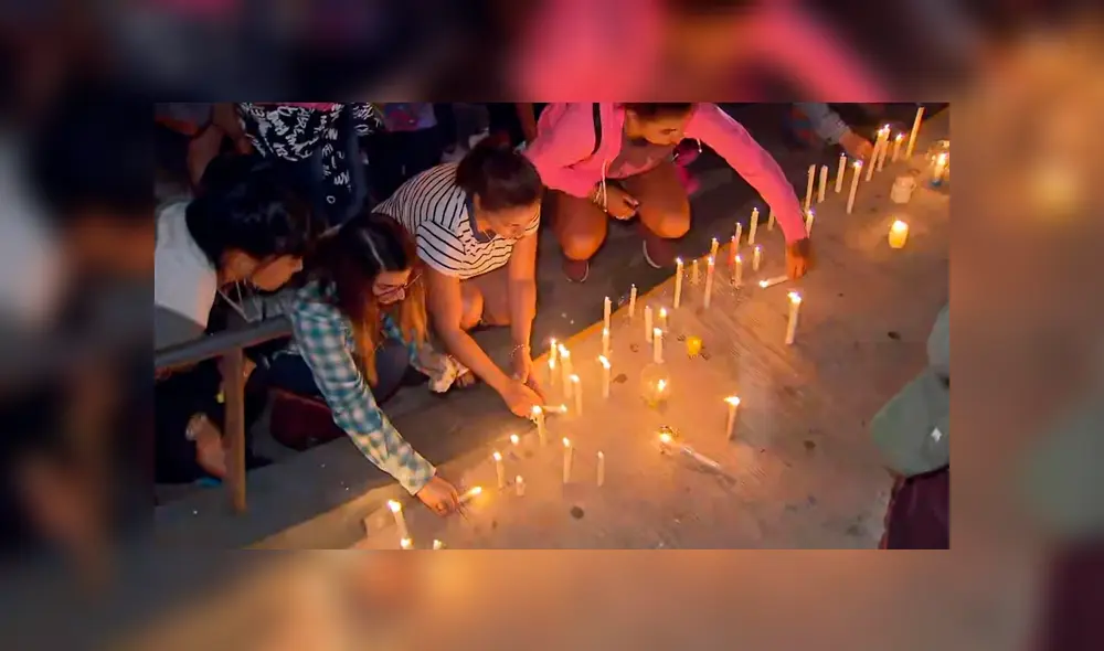 Amigos y familiares se congregaron en la puerta de la discoteca donde el joven de 18 años perdió al vida. Con velas encendidas le dieron el último adiós. (Captura: Mitre)