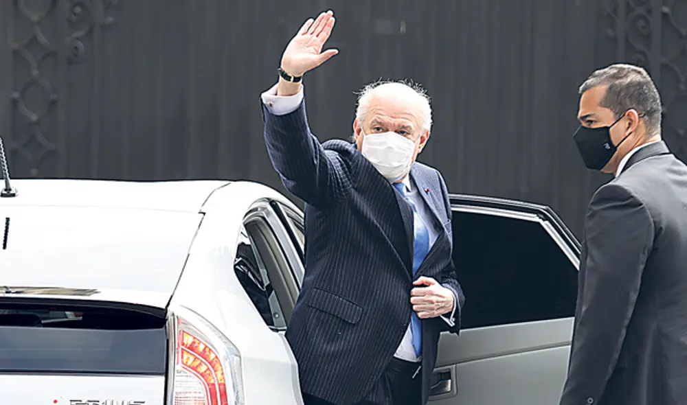 Pedro Cateriano sale de Palacio de Gobierno luego de suu abrupto final como premier. (Foto: Jorge Cerdán)