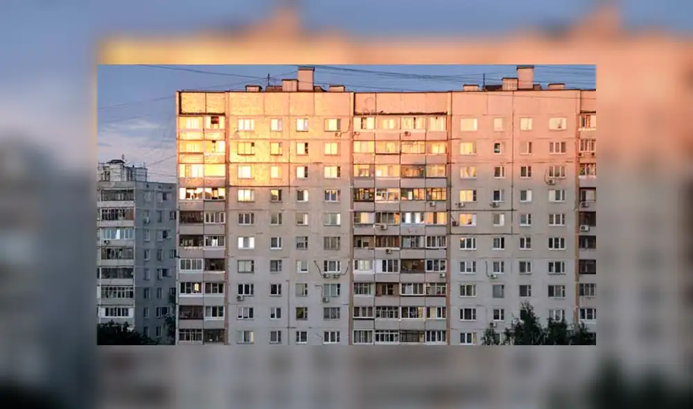 Mujer cae del noveno piso, se levanta y se va andando como si nada hubiese pasado [VIDEO]