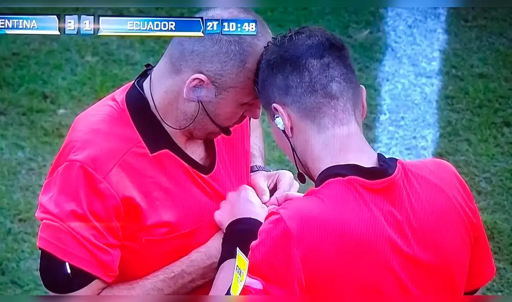 Argentina vs. Ecuador: árbitro se lesionó y pidió su cambio. Argentina vs. Ecuador: árbitro se lesionó y pidió su cambio.