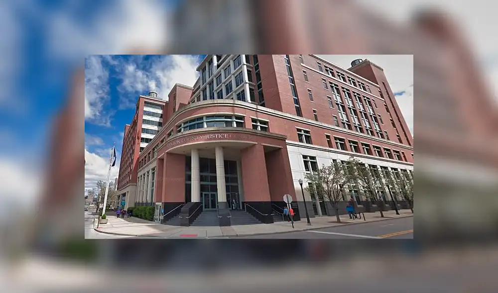 Investigan a jueza acusada de tener sexo grupal dentro de los tribunales [VIDEO]