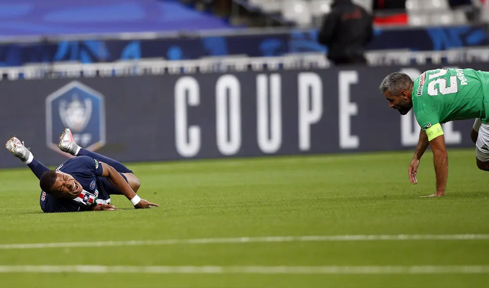 Kylian Mbappé se retuerce de dolor tras la falta sufrida en la final de la Copa de Francia. Foto: EFE. Kylian Mbappé se retuerce de dolor tras la falta sufrida en la final de la Copa de Francia. Foto: EFE.