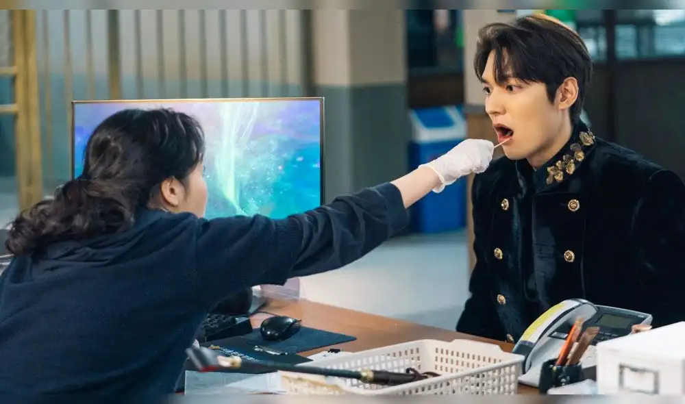 Desliza para ver más fotos de Lee Min Ho en The king: eternal monarch.