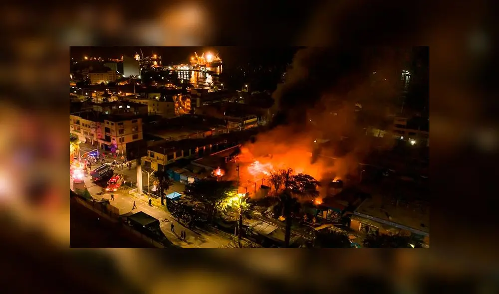 El incendio de grandes proporciones se produjo la madrugada de este martes en Ilo. Créditos: Estudiosteban El incendio de grandes proporciones se produjo la madrugada de este martes en Ilo. Créditos: Estudiosteban