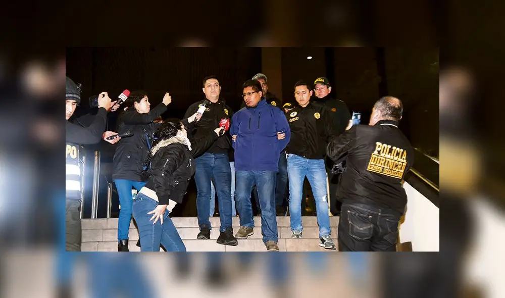 26-08-19 MAURICIO MALCA POPOVICH
SALIDA DE WALTER ADUVIRI DE LA DIRINCRI
HERMANO WILMER ADUVIRI
Y ABOGADO CARLOS TORRES CARO 26-08-19 MAURICIO MALCA POPOVICH
SALIDA DE WALTER ADUVIRI DE LA DIRINCRI
HERMANO WILMER ADUVIRI
Y ABOGADO CARLOS TORRES CARO