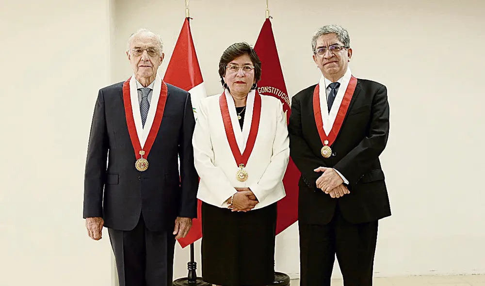 Elegidos. Augusto Ferrero junto a la actual presidenta, Marianella Ledesma, y José Luis Sardón. Foto: Tribunal Constitucional Elegidos. Augusto Ferrero junto a la actual presidenta, Marianella Ledesma, y José Luis Sardón. Foto: Tribunal Constitucional