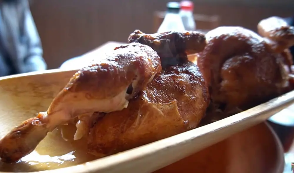 Desliza las imágenes para ver el aspecto de este pollo a la brasa que cuesta 90 soles en Lima. Foto: captura de YouTube/El Cholo mena