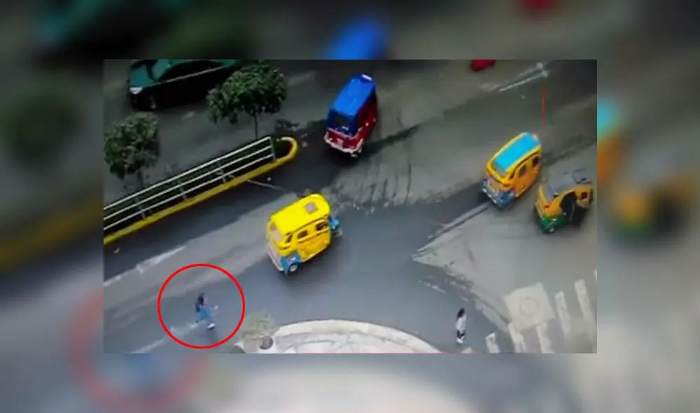 Cámaras captaron el robo del celular en el frontis del Mall del Sur. (Foto: Captura de video / Buenos Días Perú) Cámaras captaron el robo del celular en el frontis del Mall del Sur. (Foto: Captura de video / Buenos Días Perú)