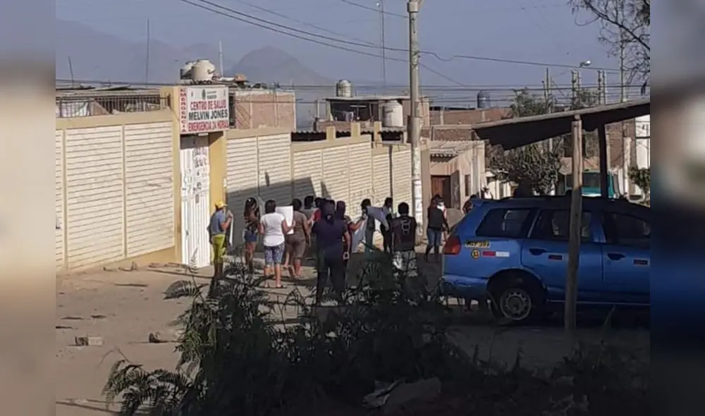 Vecinos de Alto Trujillo se niegan que en centro de salud se atienda COVID-19 Vecinos de Alto Trujillo se niegan que en centro de salud se atienda COVID-19
