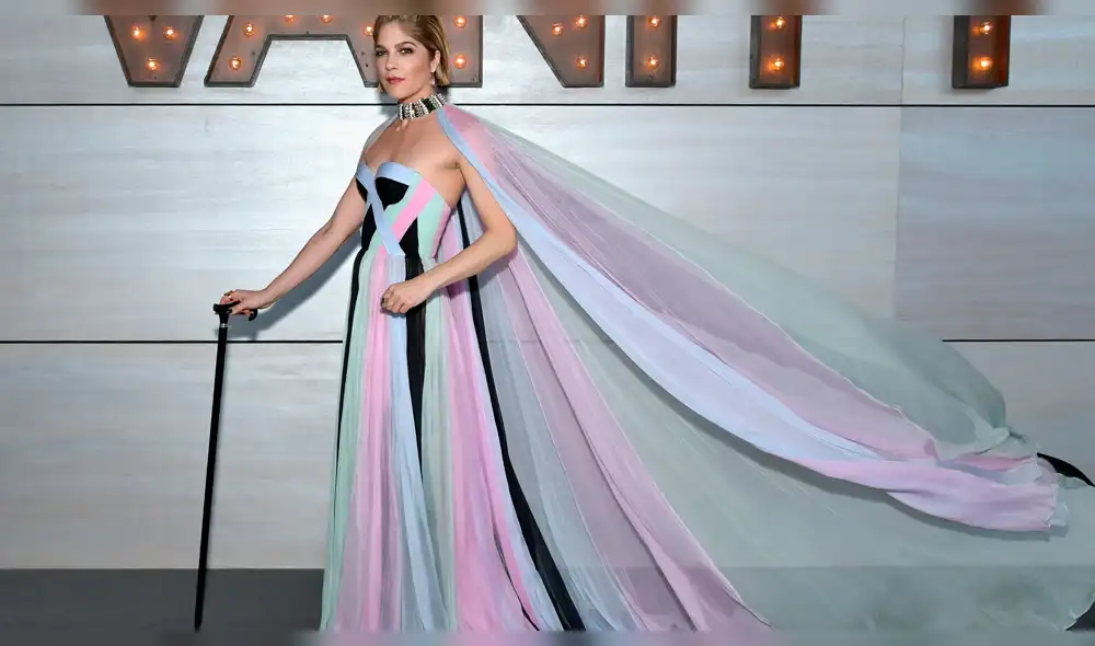 Selma Blair remece los Oscar 2019 al caminar con bastón por enfermedad incurable