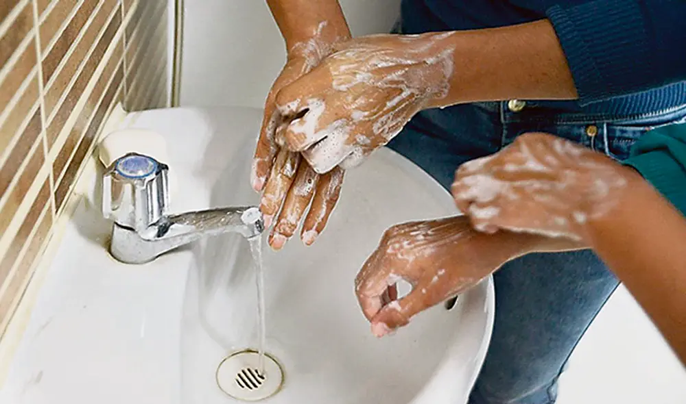 Mayor consumo. Se prevé que en marzo las tarifas de luz y agua se incrementarán por el aislamiento.