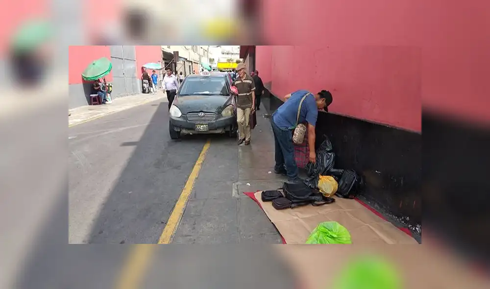 #YoDenuncio: ambulantes no dejan transitar a transeúntes 