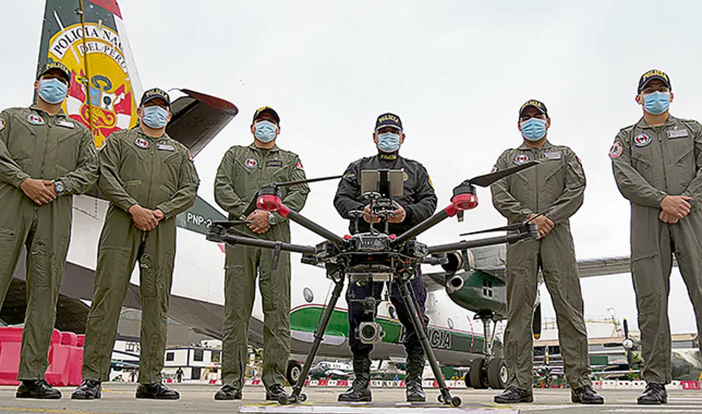 Droneros. Parte del equipo de pilotos de drone de la Policía Nacional del Perú con el nuevo hexacóptero Matrice 600.
