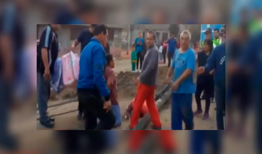 SJL: caminaba por la calle, le cayó un poste de luz y quedó gravemente herido [VIDEO]