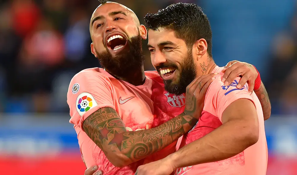 Arturo Vidal y Luis Suárez ganaron una liga española como compañeros en el Barcelona. Foto: AFP.