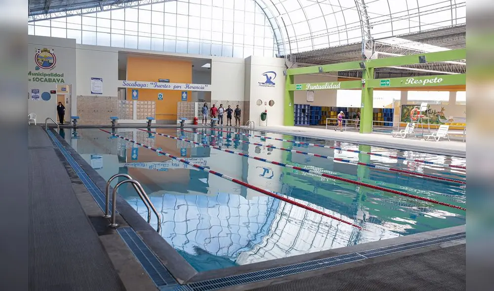 bajo el agua. Un buen chapuzón en estos tiempos sofocantes cae bien. Ante falta de playa, buenas son piscinas pero deben estar limpias. bajo el agua. Un buen chapuzón en estos tiempos sofocantes cae bien. Ante falta de playa, buenas son piscinas pero deben estar limpias.