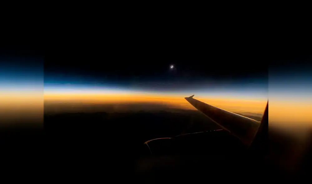 Eclipse solar total observado desde un avión. Foto: AFP
