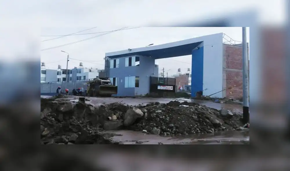 Huaico generando destrozos en la residencial Country Club.