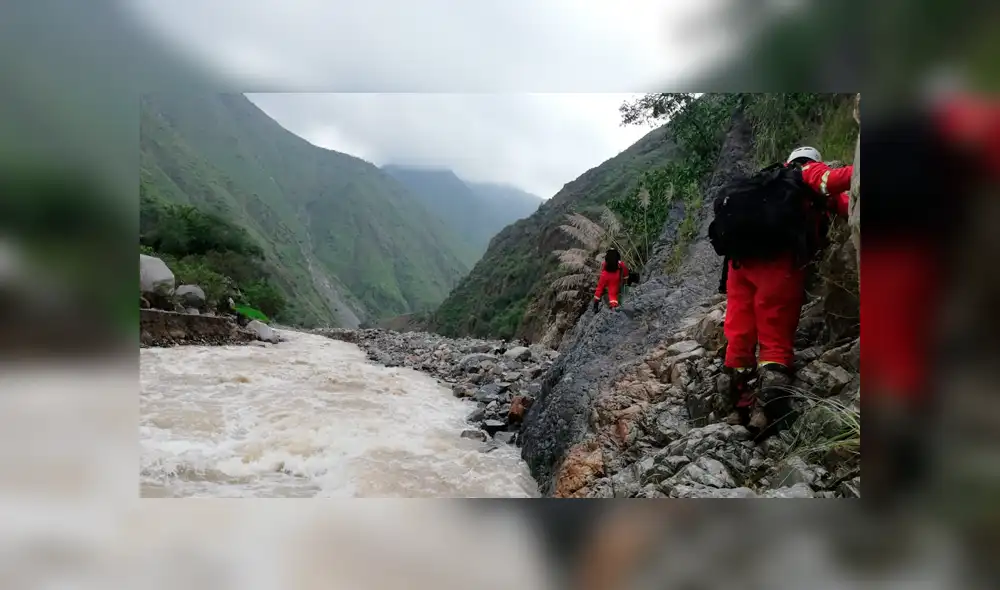 Huaico entierra a operador de maquinaria cuando limpiaba zona bloqueada [VIDEOS]