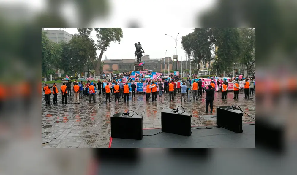 'Con mis hijos no te metas': Colectivo protestó en zona restringida del Congreso [VIDEOS]