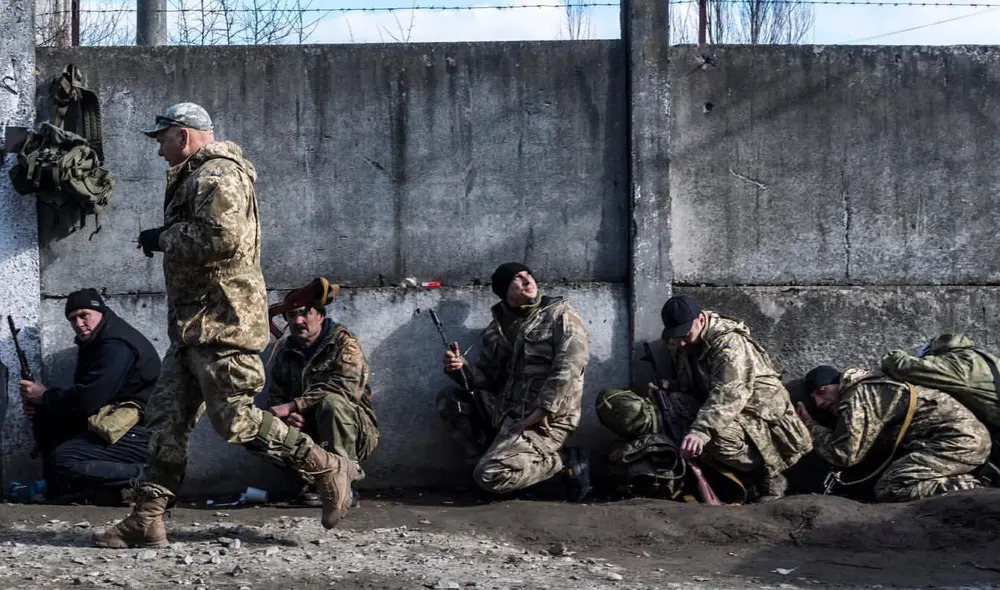 Tras el segundo día de combate, voluntarios ucranianos se arman para apoyar a las fuerzas militares. Foto: Tras el segundo día de combate, voluntarios ucranianos se arman para apoyar a las fuerzas militares. Foto: