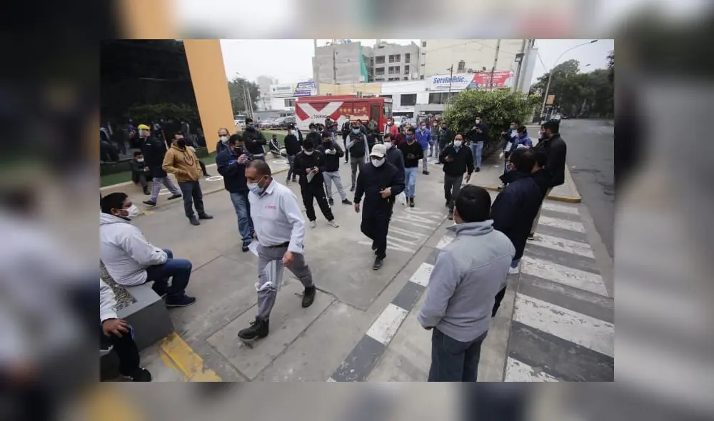 Se registran largas colas a las afueras de las instalaciones del Touring Se registran largas colas a las afueras de las instalaciones del Touring