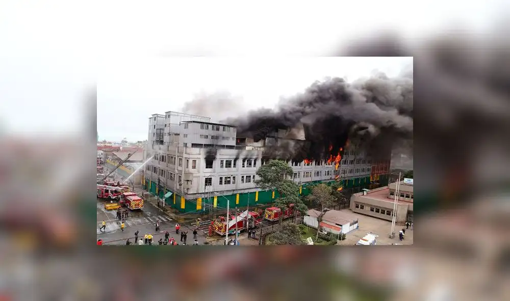 Las Malvinas: Personas atrapadas lanzaron tubos para pedir auxilio a bomberos [VIDEO]